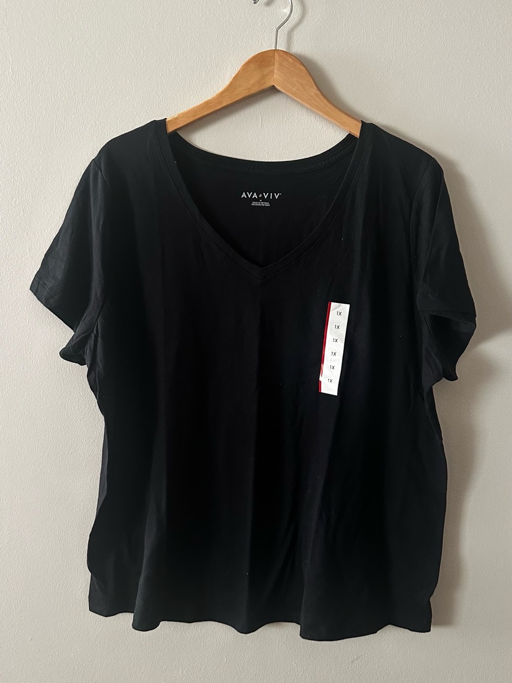 Ava & Viv Black V-Neck Short Sleeve Tee